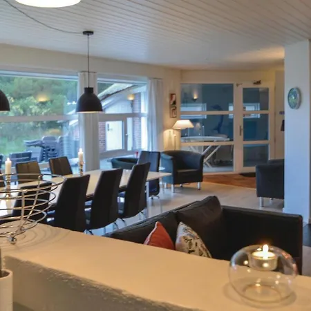 Сasa de vacaciones Five-bedroom Holiday In *