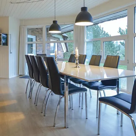 Five-bedroom Holiday In Blåvand